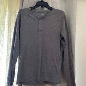 Only worn once. Great condition. Old navy comfortable long sleeve tee